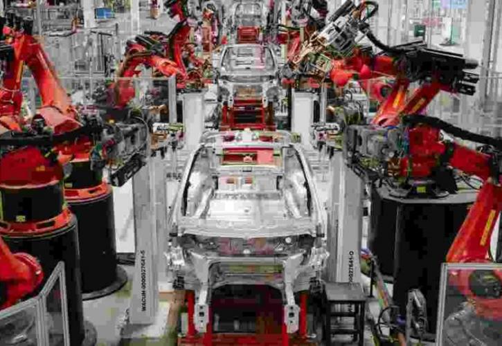 Tesla: Μειώνει την παραγωγή στο εργοστάσιο της Σαγκάης και τον Ιανουάριο