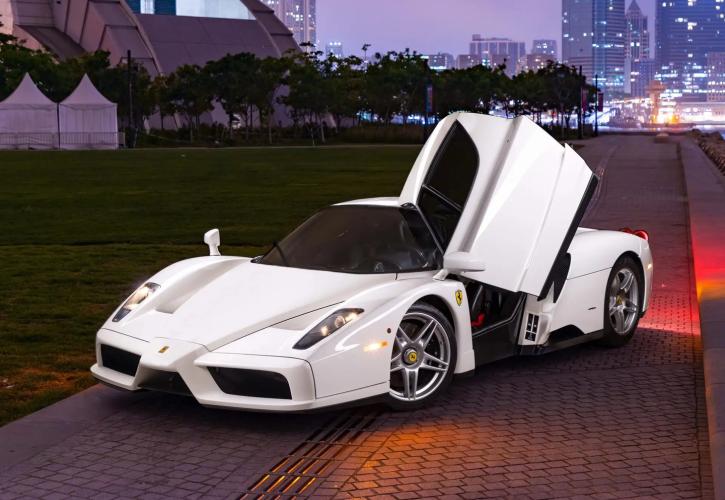 Η μόνη λευκή Ferrari Enzo στον κόσμο μοιάζει με νύφη που ψάχνει γαμπρό
