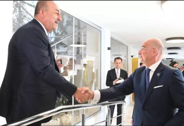 «Κοινωνική» χειραψία Δένδια - Τσαβούσογλου στο Φόρουμ τον Πρεσπών