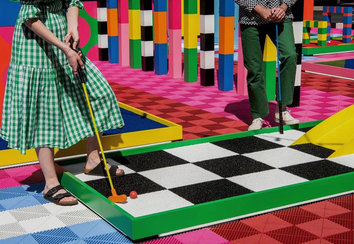 Ένα pop art γήπεδο μίνι γκολφ μόλις ξεφύτρωσε στην καρδιά του Λονδίνου