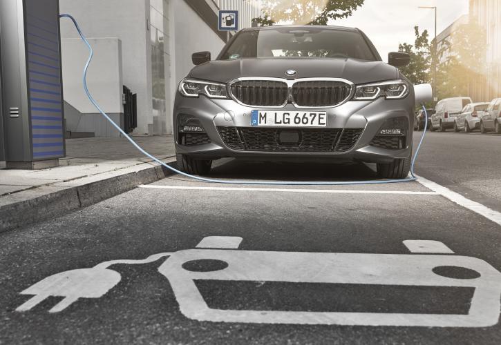 BMW: Η ισχυρή ζήτηση για τα πολυτελή οχήματα προστάτεψε τα κέρδη της