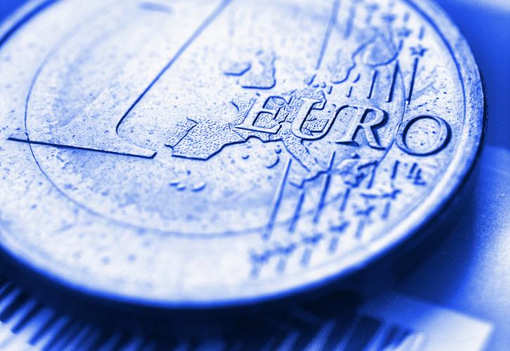 Bloomberg: Το ευρώ νοιώθει την πίεση καθώς η οικονομία οδεύει προς ύφεση