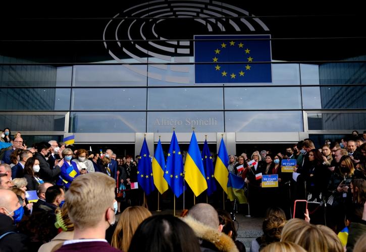 Ευρωκοινοβούλιο: Πράσινο φως για την έναρξη της ενταξιακής διαδικασίας της Ουκρανίας στην ΕΕ