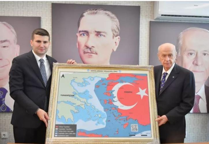 Τουρκία: Ο Μπαχτσελί παρουσίασε χάρτη με τουρκικό το μισό Αιγαίο και την Κρήτη