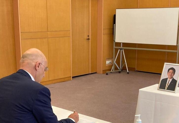 Δένδιας: Υπέγραψε το Βιβλίο Συλλυπητηρίων για τον Σ. Άμπε στην πρεσβεία της Ιαπωνίας