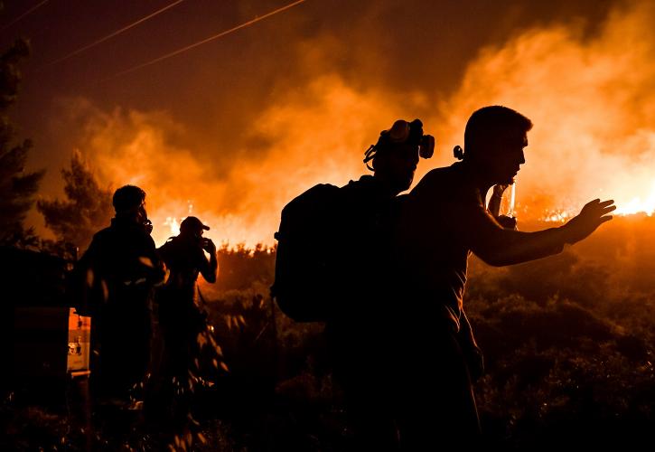 Η Πεντέλη στις φλόγες: Ολονύχτια μάχη με την πυρκαγιά - Καταστροφές σε σπίτια