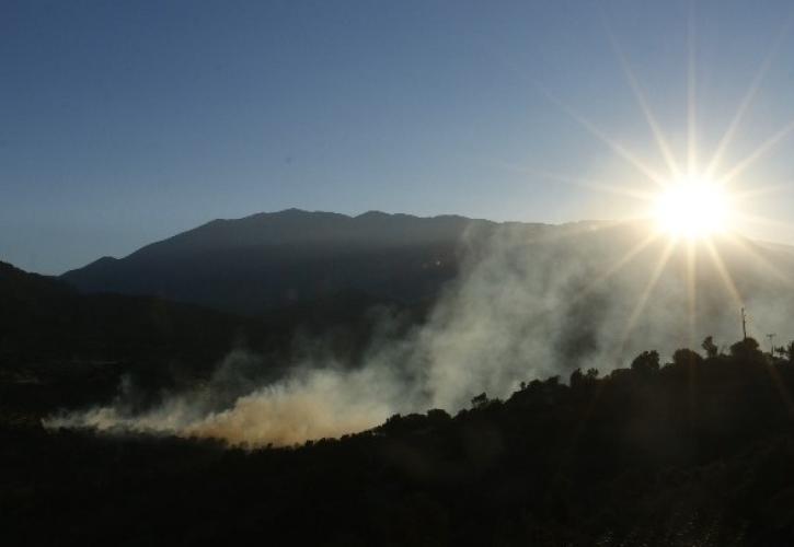 Πάτρα: Σε εξέλιξη η φωτιά στην Καλλιθέα, αλλά με βελτιωμένη εικόνα