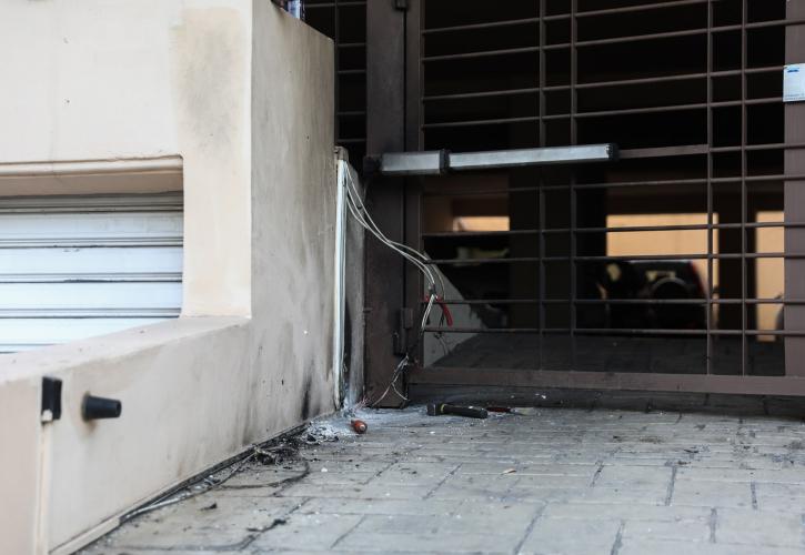 Επίθεση με γκαζάκια στην πολυκατοικία του βουλευτή της ΝΔ, Μπάμπη Παπαδημητρίου - Καταδικάζουν κυβέρνηση και κόμματα