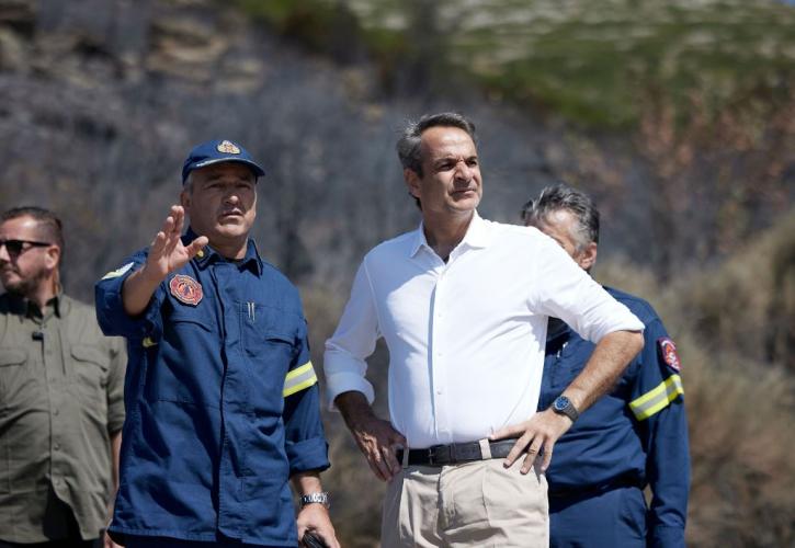 Αυτοψία Μητσοτάκη στις πληγείσες περιοχές της Πεντέλης