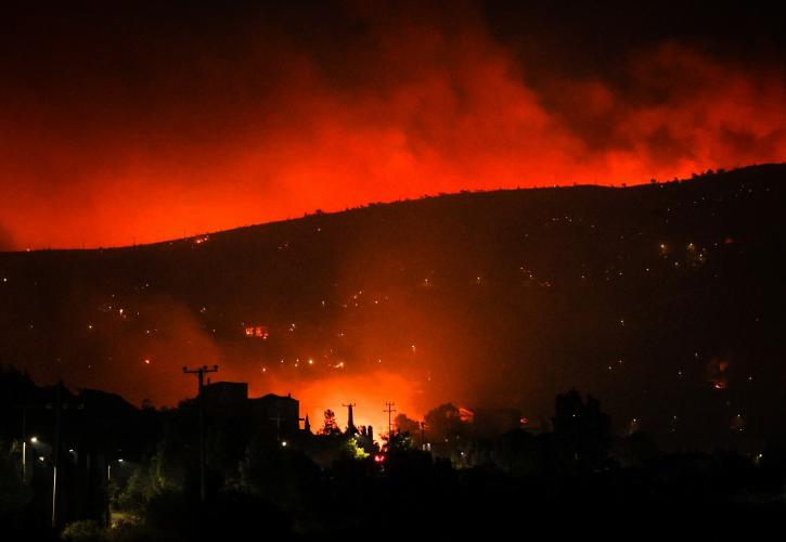 Πυρκαγιά στην Πεντέλη: Καταστροφές σε σπίτια από τις φλόγες - Δύσκολη η νύχτα λόγω των ανέμων