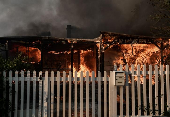 Ανεξέλεγκτη η πυρκαγιά στην Πεντέλη - «Υπεράνθρωπη» μάχη των πυροσβεστών με άνεμο και φλόγες