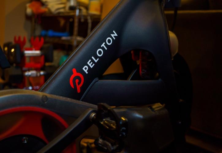 Peloton: Αναθέτει σε εξωτερικούς συνεργάτες την κατασκευή των ποδηλάτων της - Απώλειες για τη μετοχή