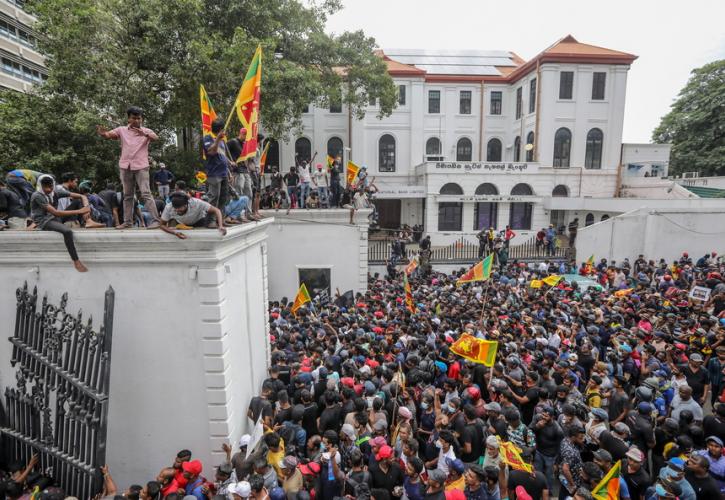Σρι Λάνκα: Συνεχίζεται η κατάληψη των κατοικιών του προέδρου και του πρωθυπουργού μέχρι αυτοί να παραιτηθούν