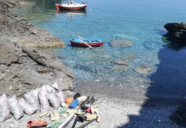 Αμοργός: Πρωτοβουλία ψαράδων κρατάει καθαρές τις παραλίες του νησιού και αυξάνει τα ιχθυαποθέματα