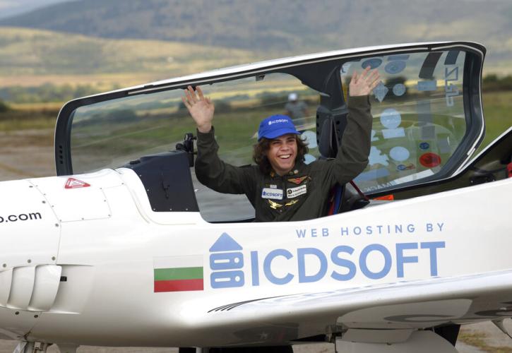 Ο Βελγοβρετανός Μακ Ράδερφορντ έγινε στα 17 του ο νεότερος πιλότος που έκανε μόνος του τον γύρο του κόσμου