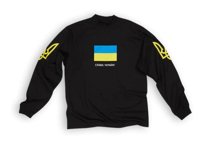 Ένα T-shirt με υπογραφή Balenciaga βοηθάει στην ανοικοδόμηση της Ουκρανίας