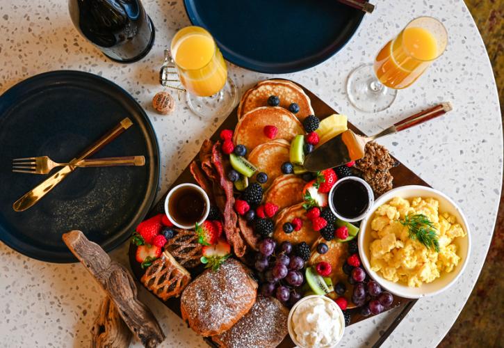 Πονοκέφαλος μετά το φαγητό: Οι πιθανές αιτίες και πώς μπορεί να σταματήσει