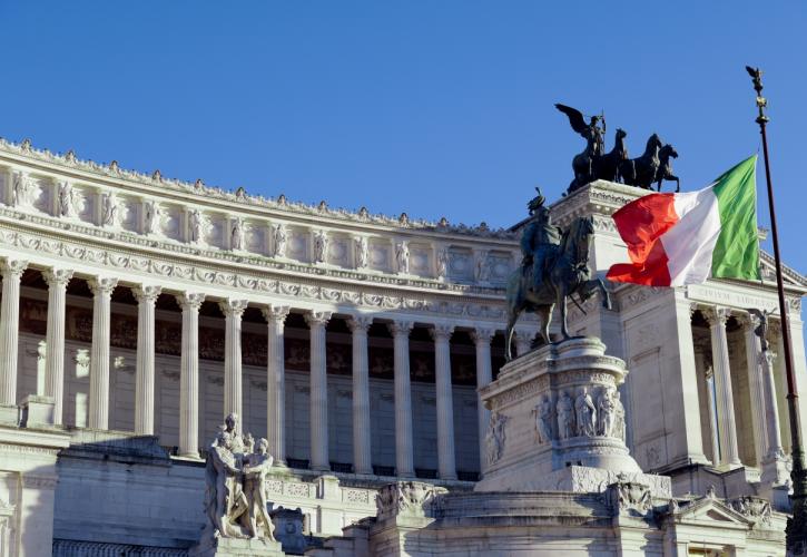 Ιταλία: Aκτιβιστές της οργάνωσης «Τελευταία γενιά» έριξαν μαύρο υγρό στο ιστορικό σιντριβάνι της Πιάτσα ντι Σπάνια στη Ρώμη