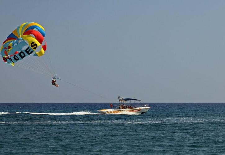 Θεσπρωτία: Νεκρή γυναίκα που έκανε αλεξίπτωτο θαλάσσης στα Σύβοτα