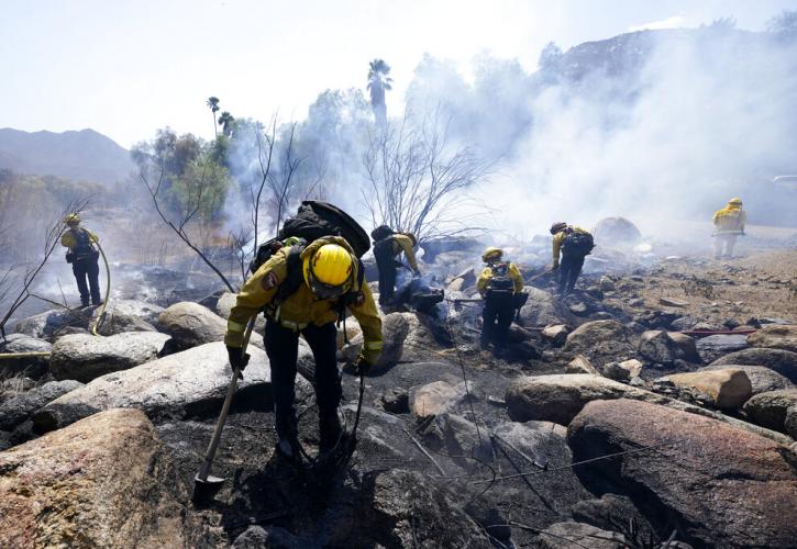 Η Καλιφόρνια, που σαρώνεται από τις φλόγες, αντιμέτωπη με απειλή πλημμυρών
