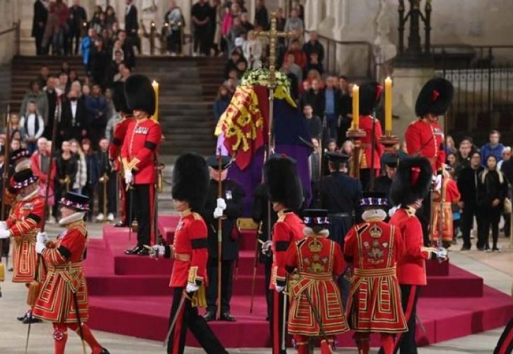 Κηδεία βασίλισσας Ελισάβετ: Ολοκληρώθηκε το λαϊκό προσκύνημα