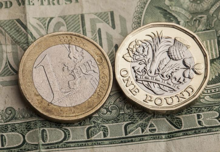 Ευρώ και στερλίνα στη «μέγγενη» του δολαρίου