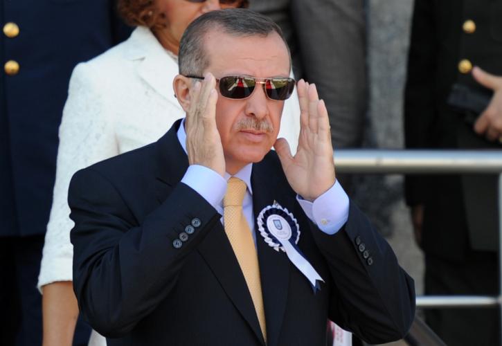 Ο Ερντογάν χλευάζει τις απώλειες της στερλίνας - «Θα συνεχιστεί η μείωση των επιτοκίων» στην Τουρκία