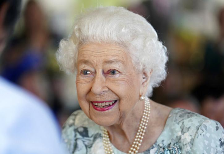«Ολόκληρη η χώρα ανησυχεί»: Τα μηνύματα Τρας - Στάρμερ για την υγεία της Βασίλισσας Ελισάβετ