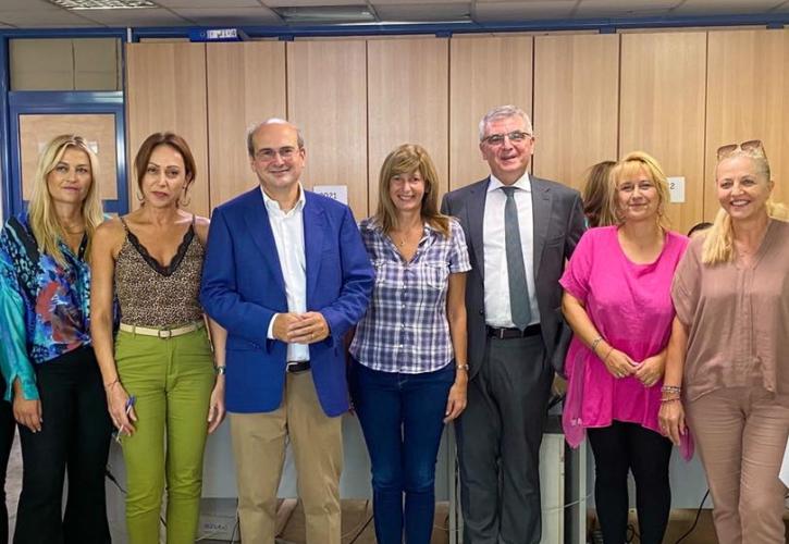 Χατζηδάκης: Απροειδοποίητη επίσκεψη στον ΕΦΚΑ Νεάπολης - «Οι πολίτες είναι ικανοποιημένοι, ο υπουργός όχι»