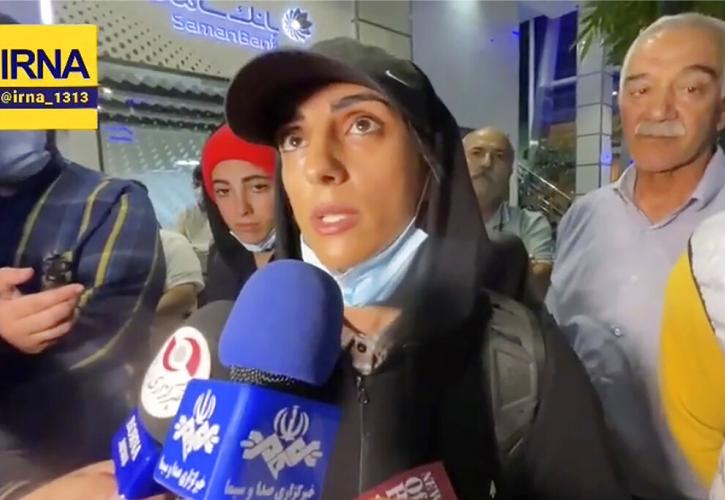 Ιράν: Η αθλήτρια της αναρρίχησης Ελνάζ Ρεκαμπί επέστρεψε στην Τεχεράνη