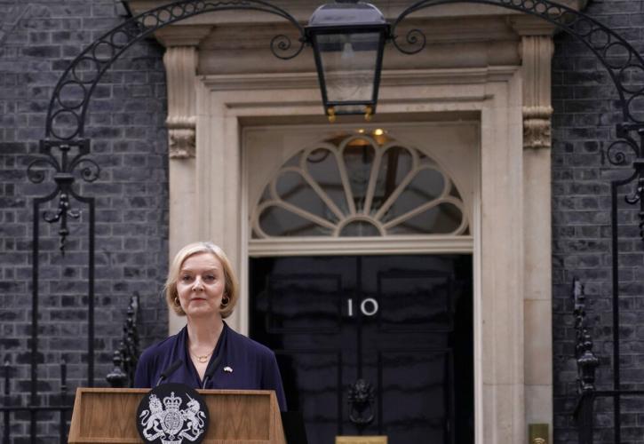 Βρετανία: Παραιτήθηκε από την πρωθυπουργία η Λιζ Τρας