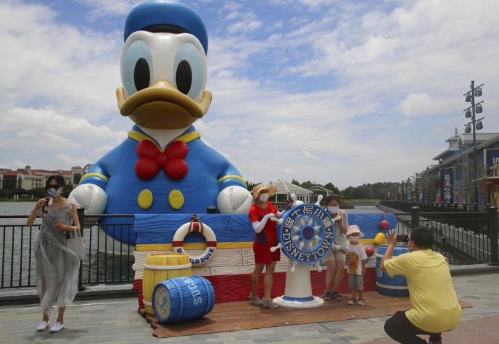 Κορονοϊός: Έκλεισε ξαφνικά το πάρκο της Disney στη Σαγκάη - Δεν έφευγε κανείς μέχρι να δείξει αρνητικό τεστ
