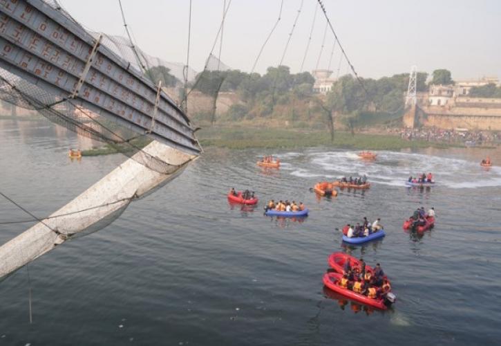 Ινδία: Πάνω από 130 νεκροί από κατάρρευση κρεμαστής γέφυρας