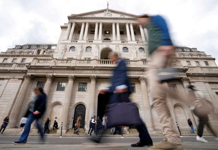 BoE: Διατήρησε σταθερά τα επιτόκια για τρίτη συνεδρίαση - Σήμα πως θα μείνουν υψηλά για καιρό