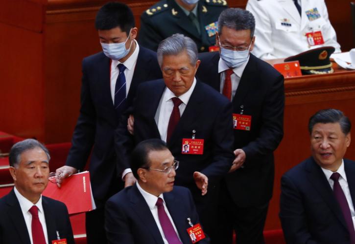 Έβγαλαν έξω από το συνέδριο του ΚΚ της Κίνας τον πρώην πρόεδρο, Χου Τζιντάο