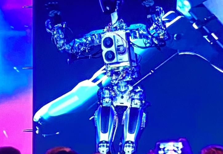 Ο Ίλον Μασκ παρουσίασε το ανθρωποειδές ρομπότ Optimus στη Μέρα Τεχνητής Νοημοσύνης της Tesla
