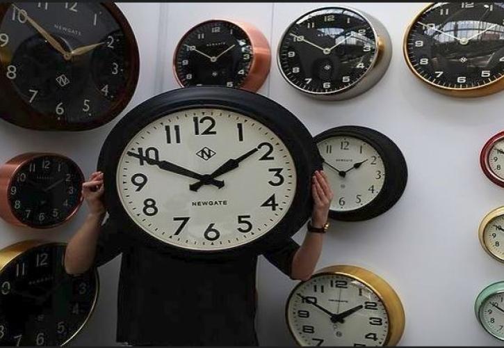 Μια ώρα πίσω τα ρολόγια από τα ξημερώματα της Κυριακής