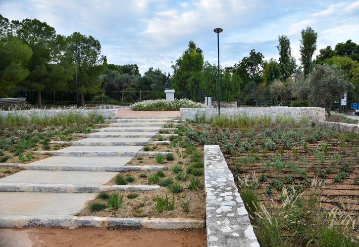 Δήμος Αθηναίων: Ανακατασκευάστηκε η πλατεία Θησείου