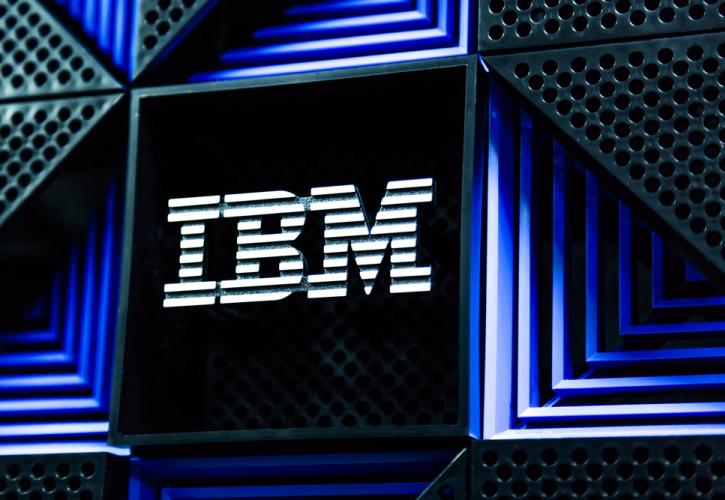 IBM: Σταθερά κέρδη τριμήνου, ισχυρή ετήσια πρόβλεψη αλλά και απολύσεις