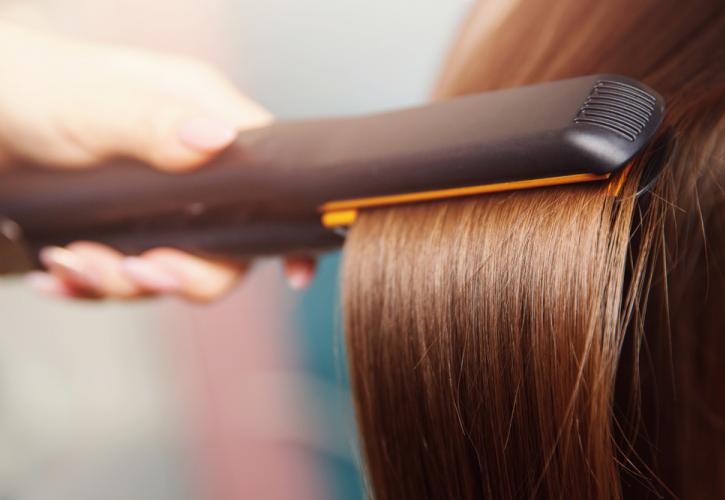 Επιστήμη: Τα προϊόντα για το ίσιωμα των μαλλιών σχετίζονται με αυξημένο κίνδυνο καρκίνου της μήτρας