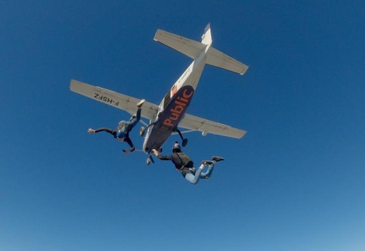 Skydive με τα νέα iPhone 14 Pro και προσγείωση στα Public για μία κορυφαία εμπειρία τεχνολογίας!