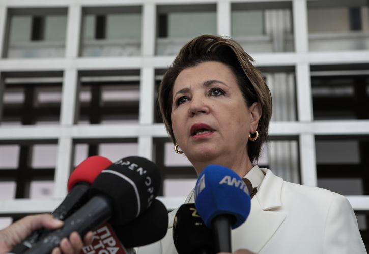 Η Γεροβασίλη διαψεύδει την ΕΛΑΣ για το περιστατικό με τον γερανό στο κέντρο της Αθήνας