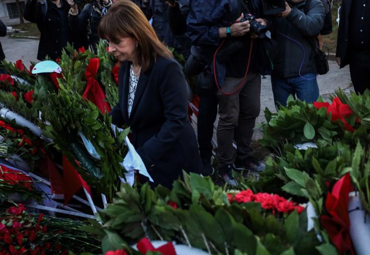 Η Σακελλαροπούλου κατέθεσε στεφάνι στο Πολυτεχνείο: «Διαρκής ο αγώνας για τη δημοκρατία»