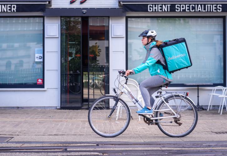 Και η Deliveroo στον «χορό» των απολύσεων - Κόβει το 9% του προσωπικού της