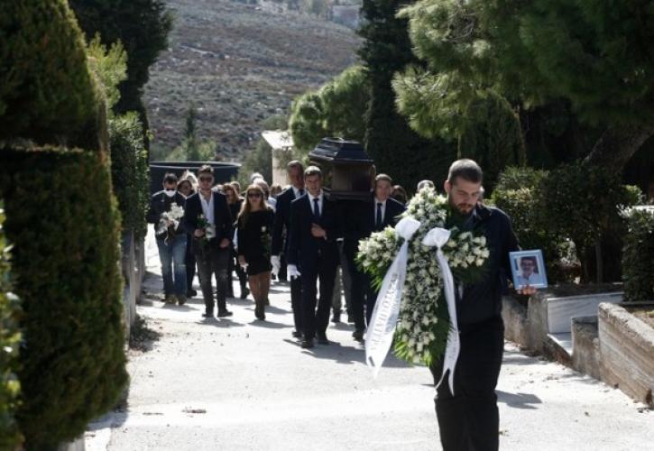 Σε κλίμα έντονης συγκίνησης ο ύστατος αποχαιρετισμός στον Αντώνη Σκυλλάκο