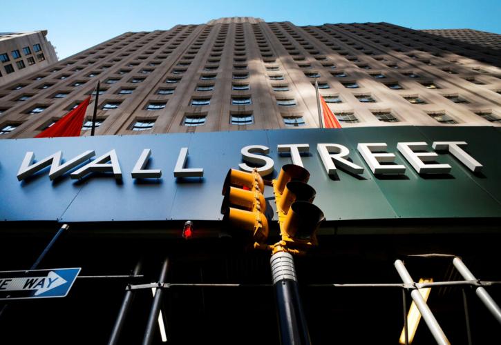 «Πρασινίζει» η Wall Street με πρωταγωνιστή τον Nasdaq