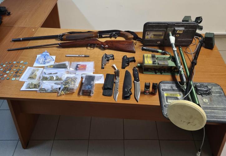 Θεσσαλονίκη: Συνελήφθη 58χρονος με αρχαία και όπλα στην κατοχή του