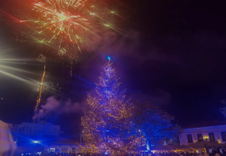Φωταγωγήθηκε το δέντρο από τα Καρπάθια στο Δήμο Ιστιαίας Αιδηψού