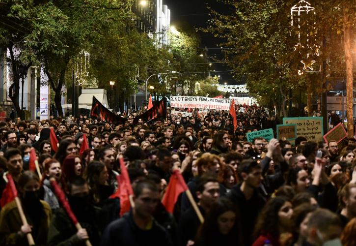 Ένταση στην πορεία της Αθήνας για τον θάνατο του 16χρονου: 2 συλλήψεις από τις 26 προσαγωγές