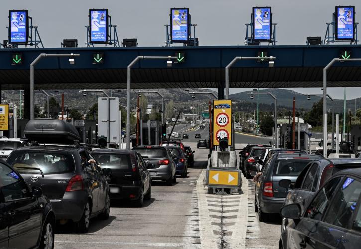 Σε εξέλιξη η έξοδος των εκδρομέων του Πάσχα-Αυξημένη η κίνηση στις εξόδους της Αττικής